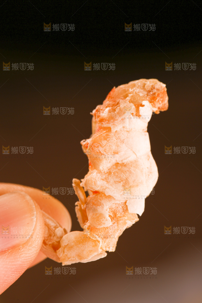 木底上的碳烤虾干