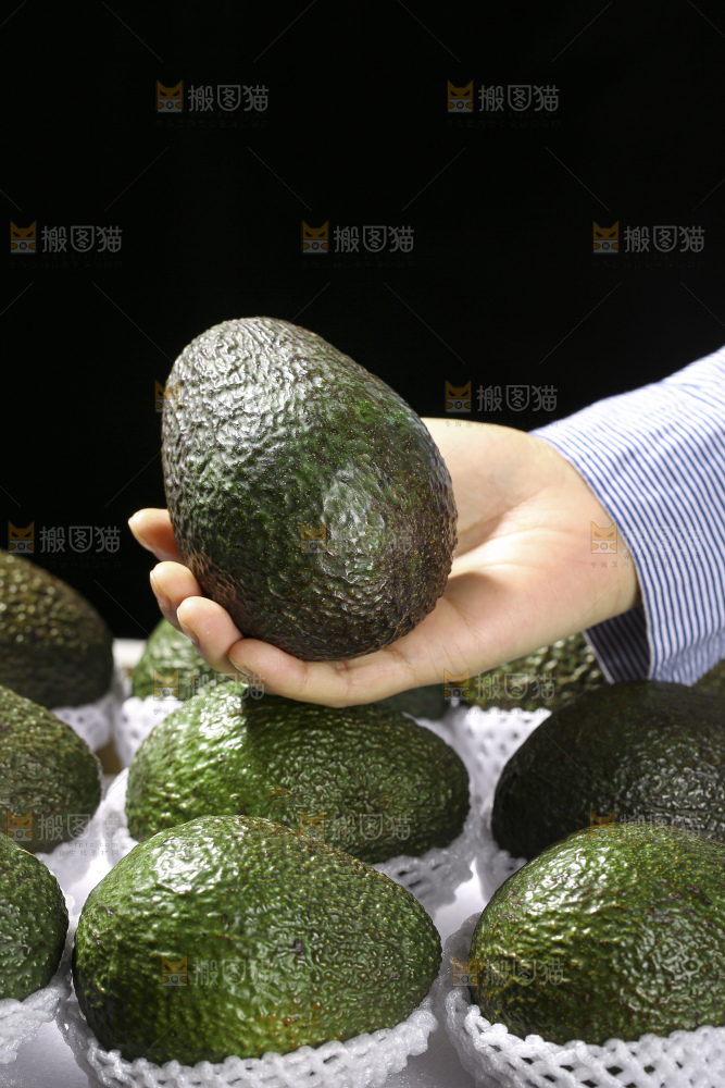 木底上的墨西哥牛油果