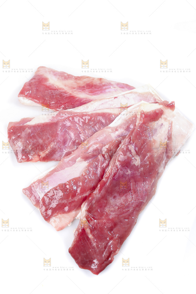 白底上的新鲜羊肉