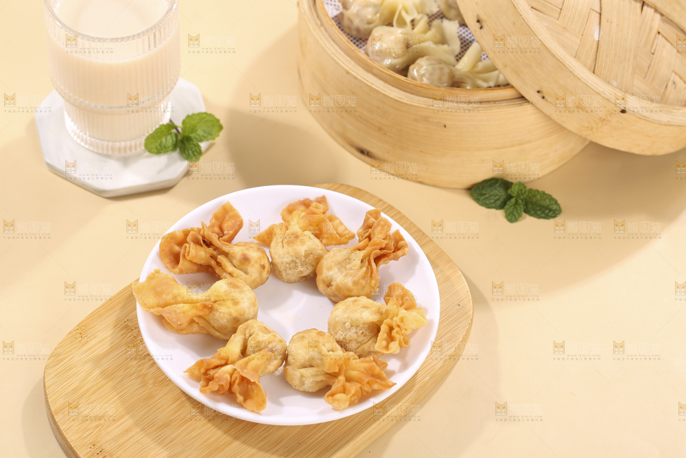 浅底上的小金鱼馄饨