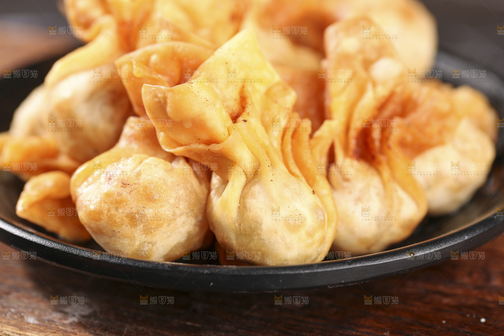 深底上的小金鱼馄饨