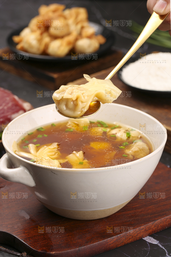 深底上的小金鱼馄饨