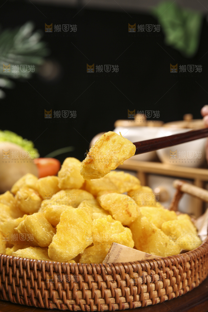木底上放着锅巴土豆