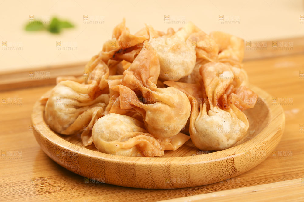 浅底上的小金鱼馄饨
