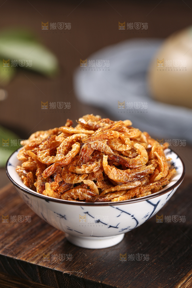 木底上的碳烤虾干