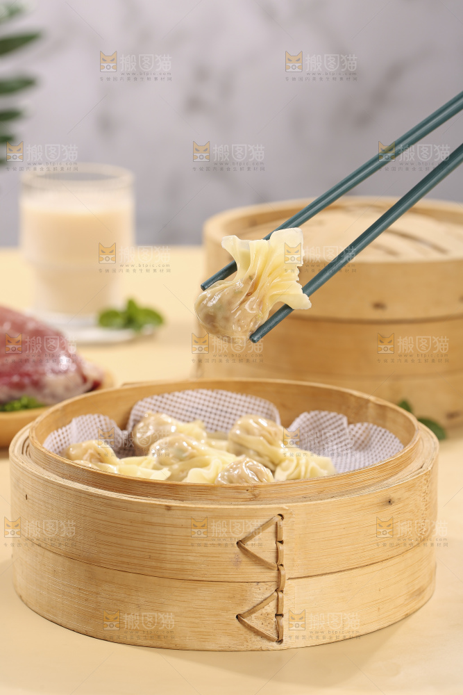 浅底上的小金鱼馄饨