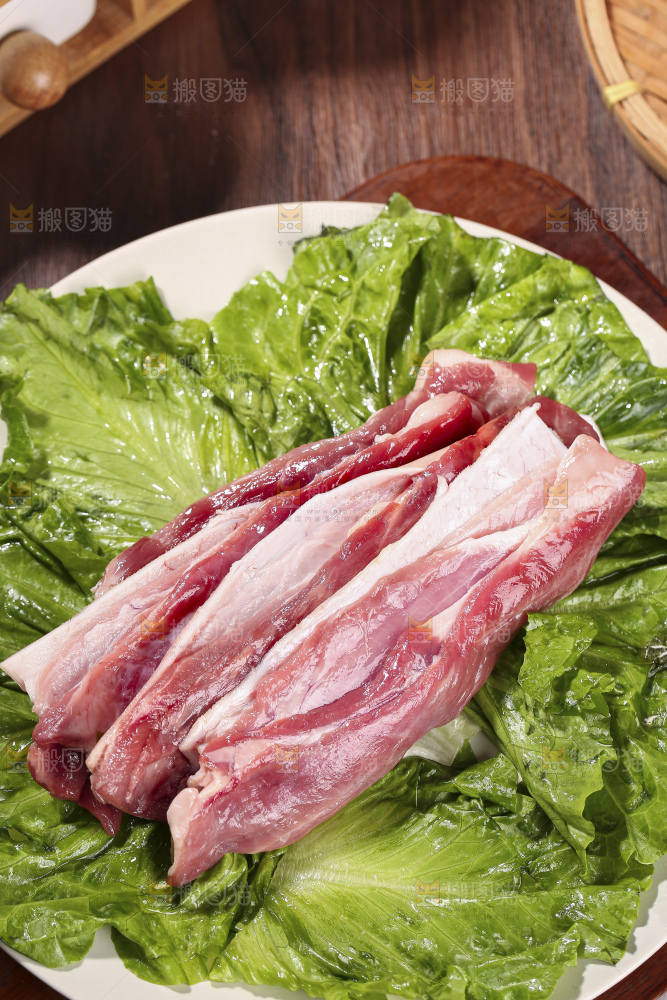 木底上的新鲜羊肉