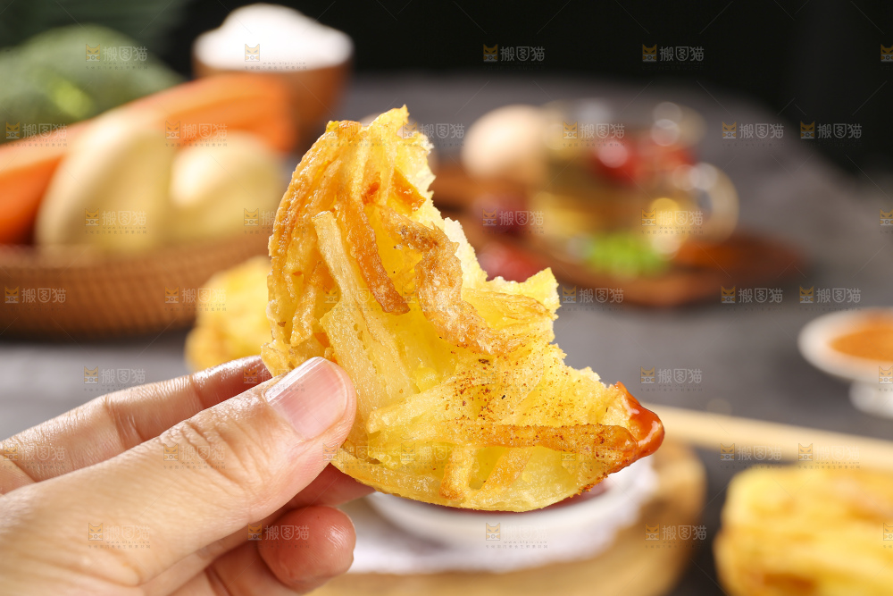 深底上的土豆鲜虾饼