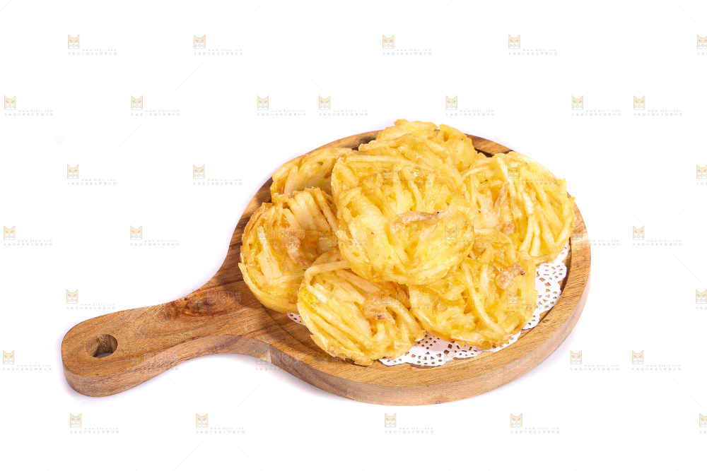 白底上的土豆鲜虾饼