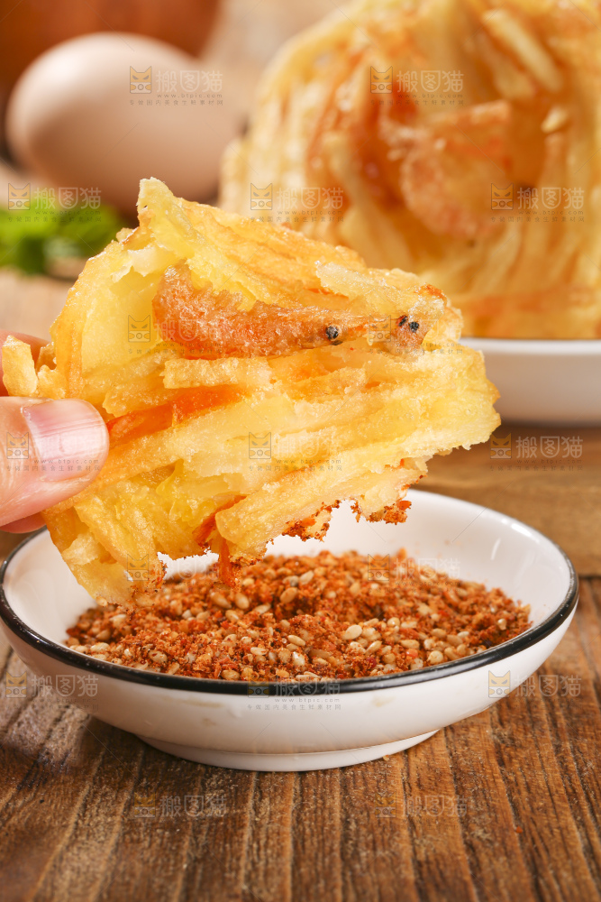 木底上的土豆鲜虾饼