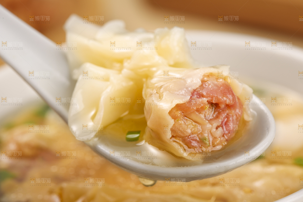 浅底上的小金鱼馄饨