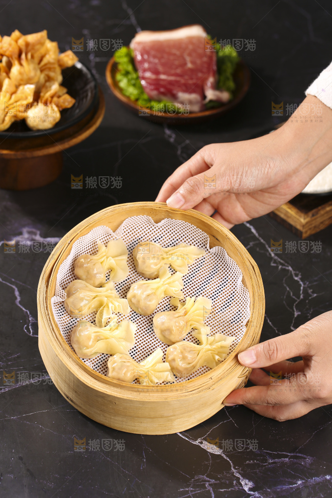 深底上的小金鱼馄饨