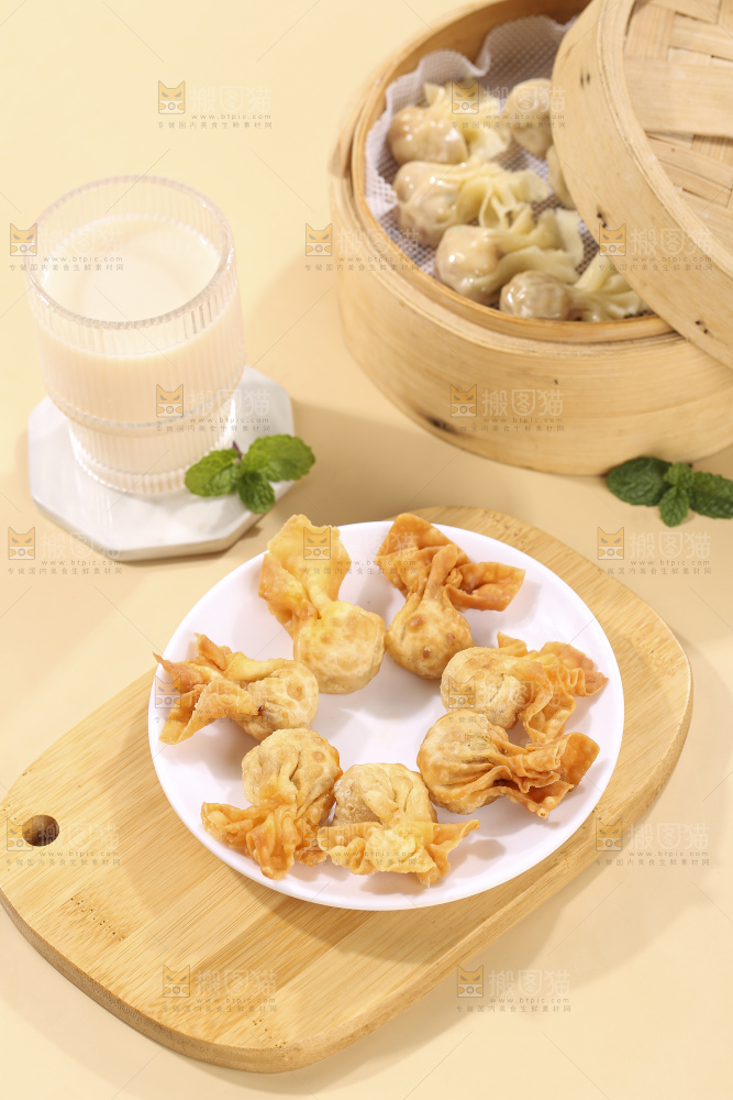 浅底上的小金鱼馄饨