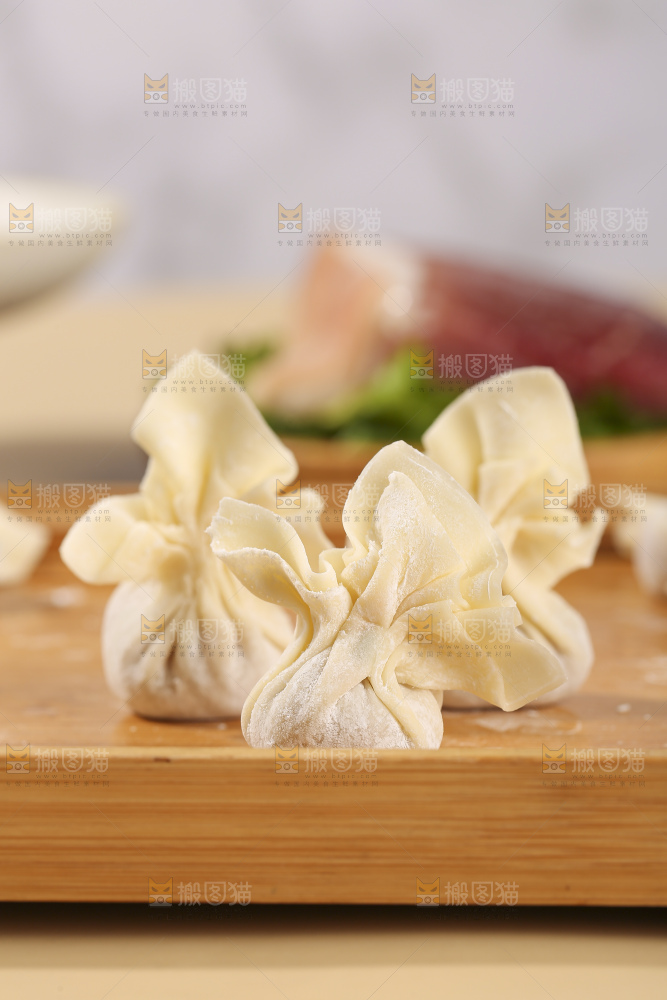 浅底上的小金鱼馄饨