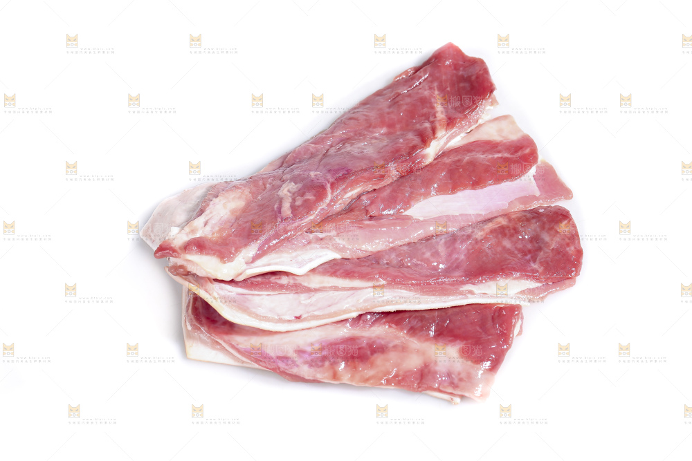 白底上的新鲜羊肉