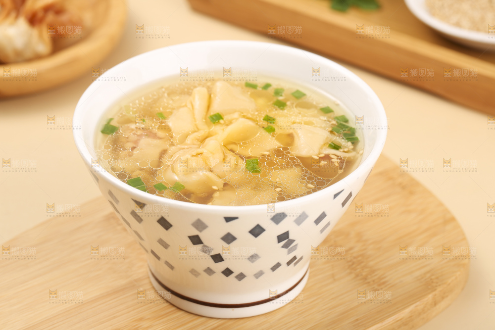 浅底上的小金鱼馄饨