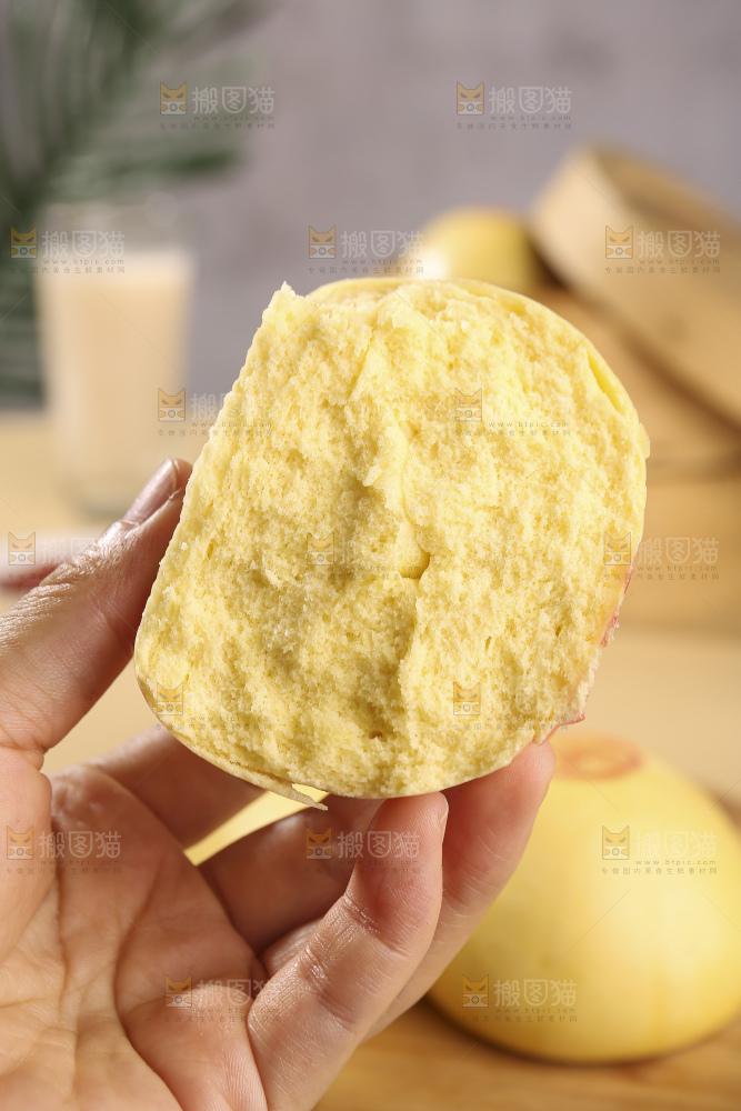 浅底上的玉米馒头