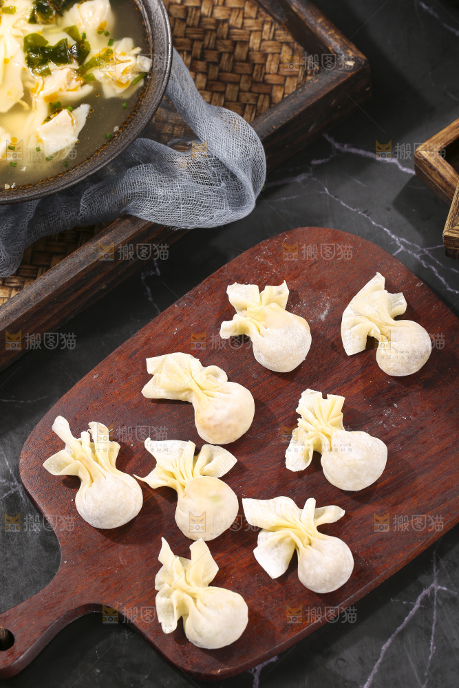 深底上的小金鱼馄饨