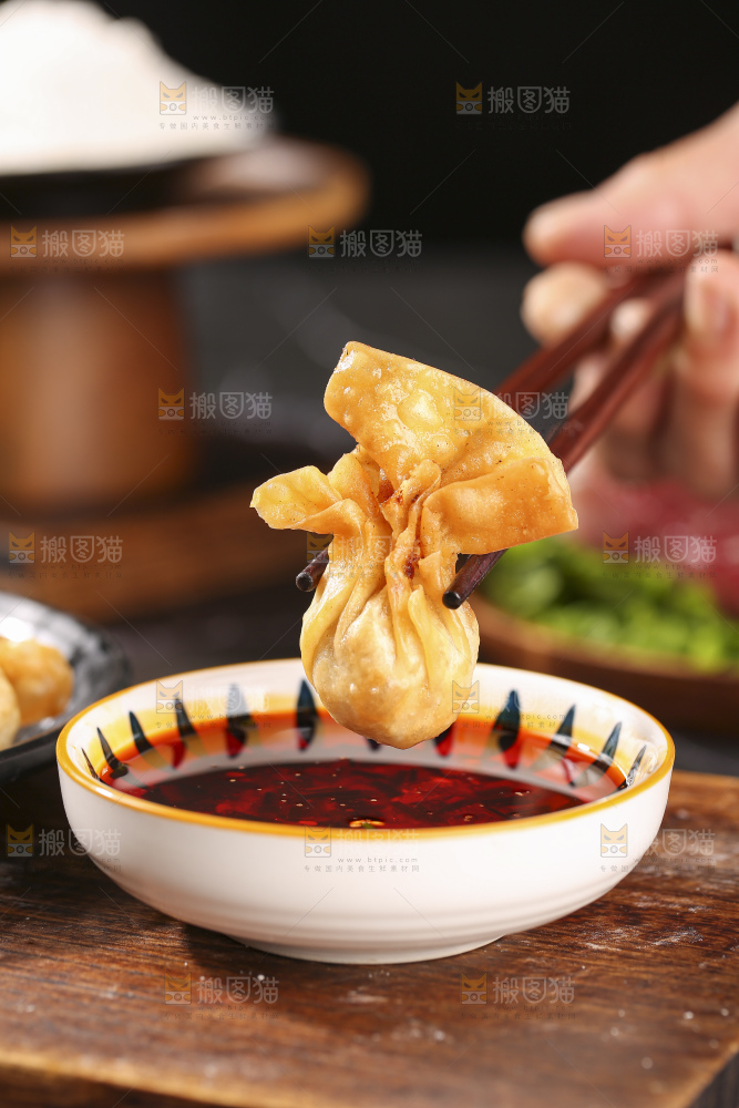 深底上的小金鱼馄饨