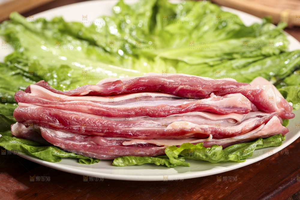 木底上的新鲜羊肉