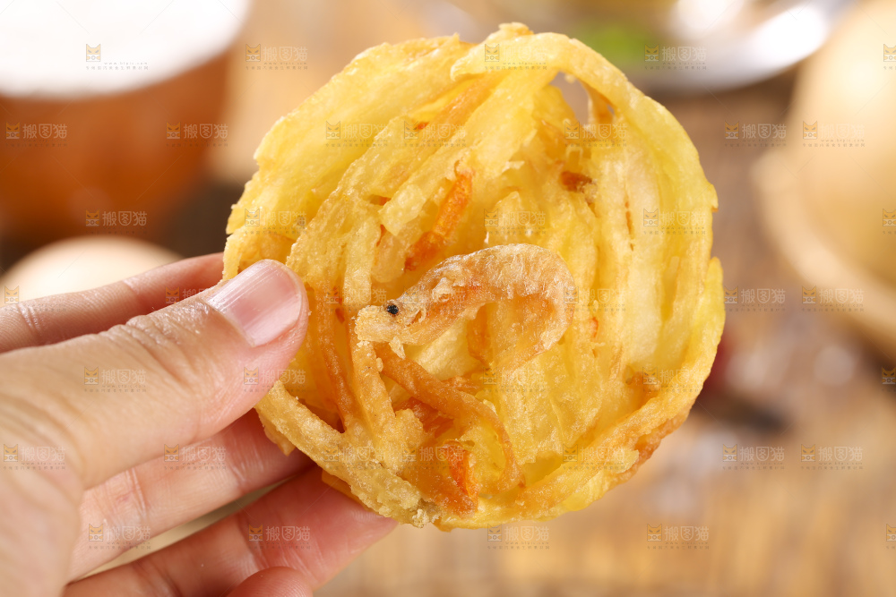 木底上的土豆鲜虾饼