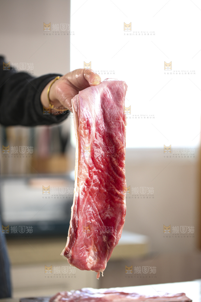 手里拿着新鲜羊肉