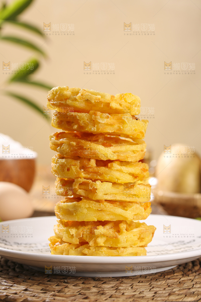 木底上的土豆鲜虾饼