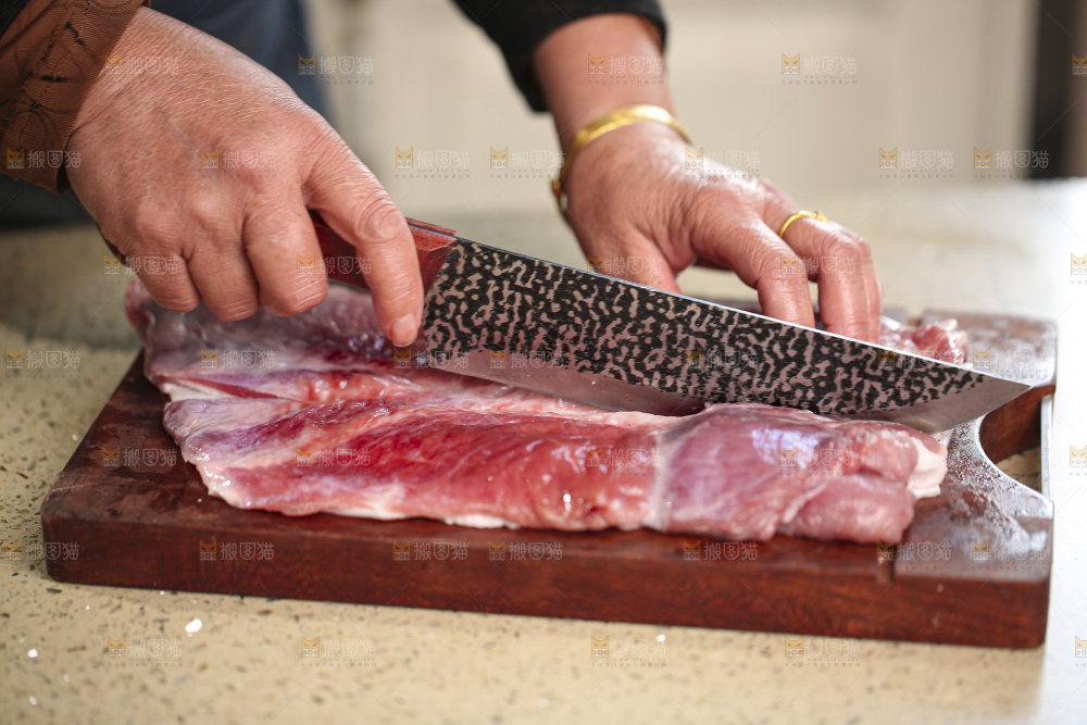 手里拿着新鲜羊肉