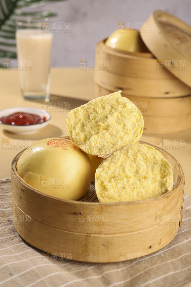 浅底上的玉米馒头