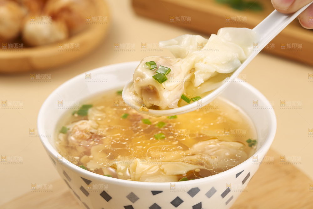 浅底上的小金鱼馄饨