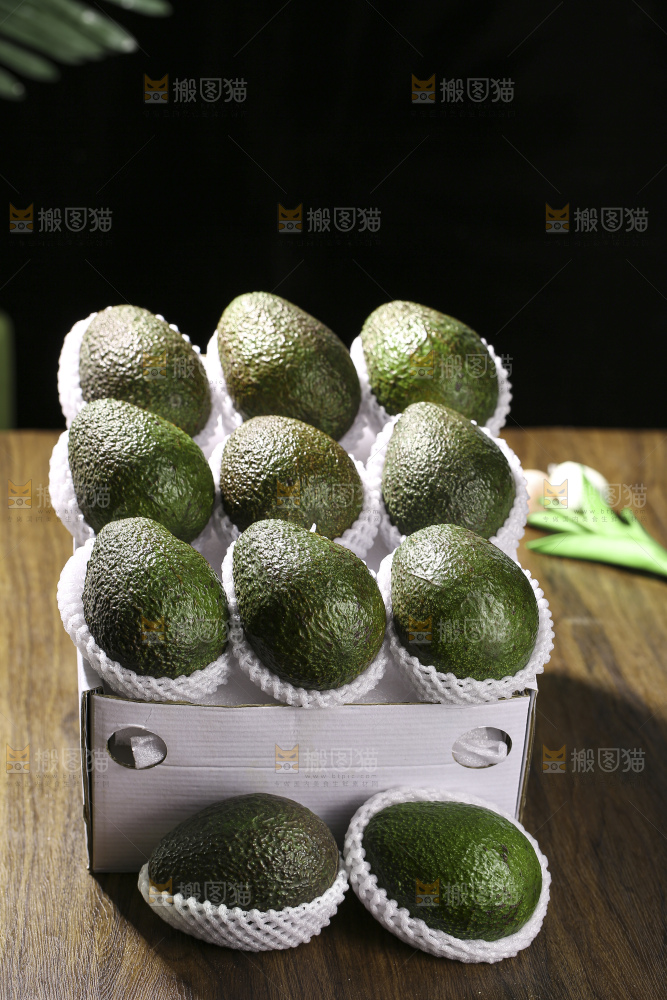 木底上的墨西哥牛油果