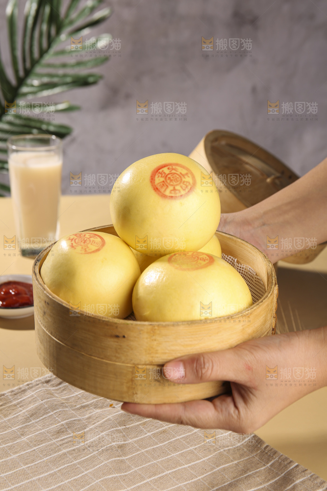 浅底上的玉米馒头