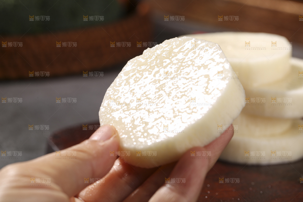 深底上放着灵芝山药