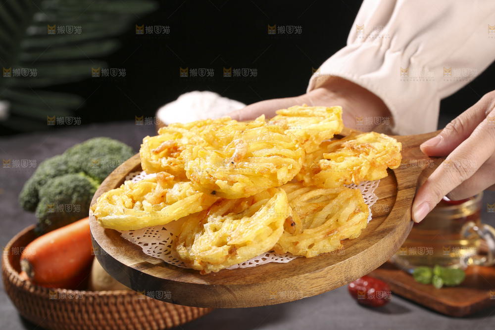 深底上的土豆鲜虾饼