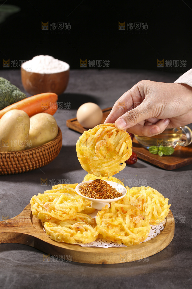 深底上的土豆鲜虾饼