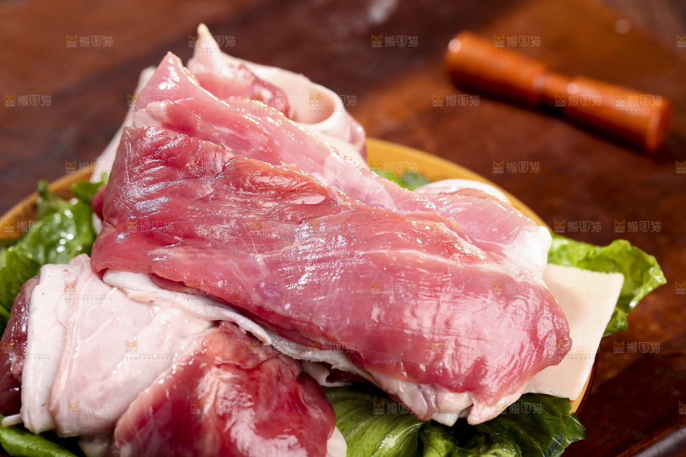 木底上的新鲜羊肉