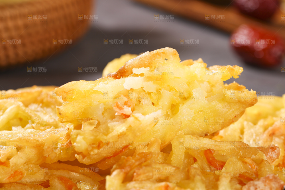 深底上的土豆鲜虾饼