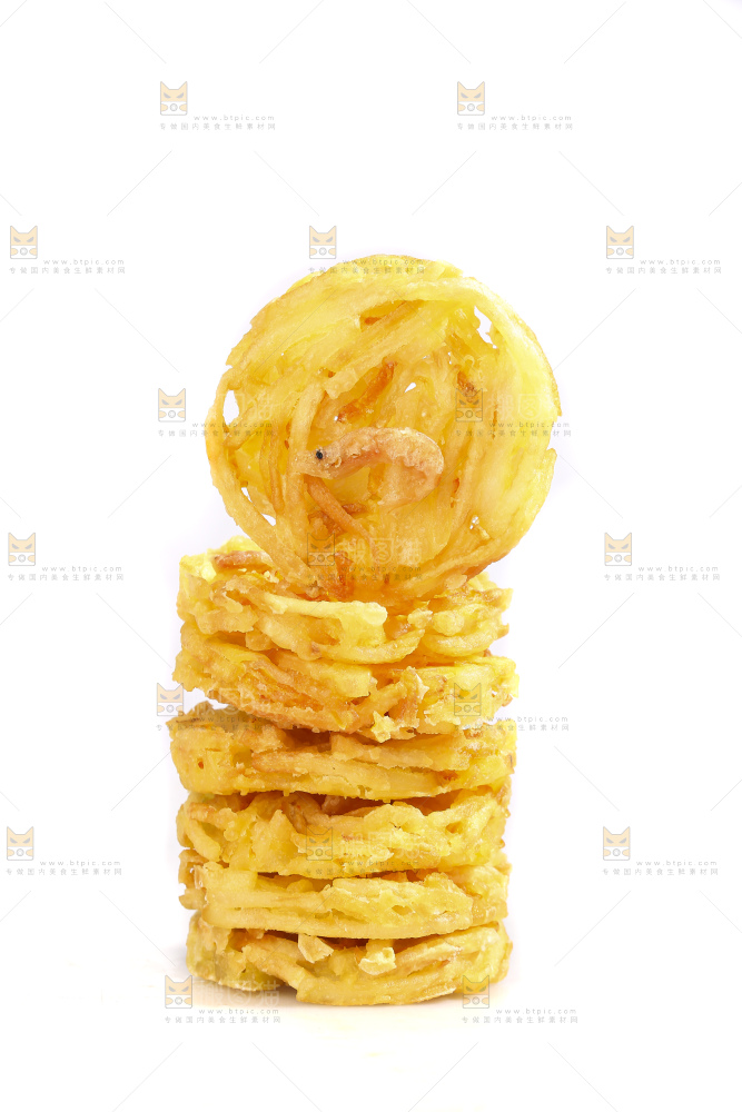 白底上的土豆鲜虾饼