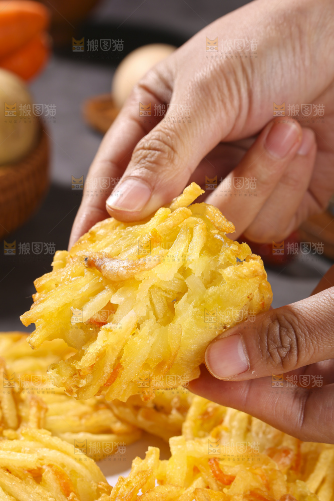 深底上的土豆鲜虾饼