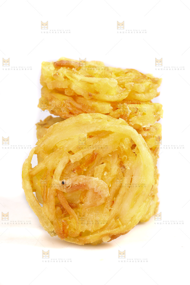 白底上的土豆鲜虾饼