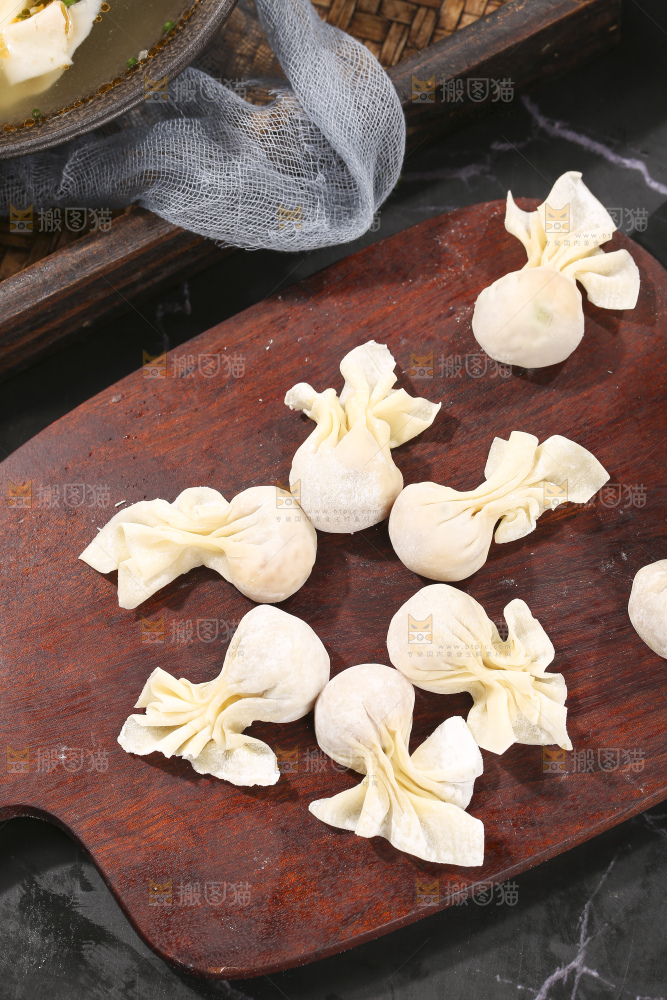 深底上的小金鱼馄饨
