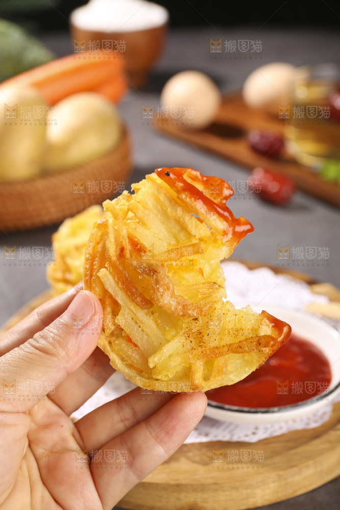 深底上的土豆鲜虾饼
