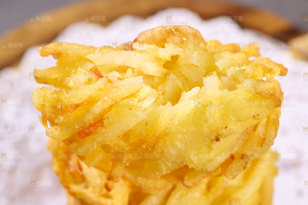 深底上的土豆鲜虾饼