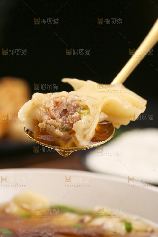 深底上的小金鱼馄饨