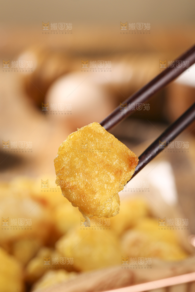 木底上放着锅巴土豆