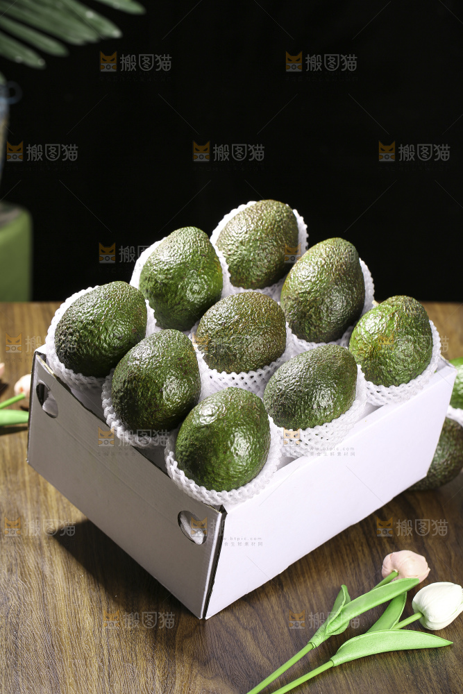 木底上的墨西哥牛油果