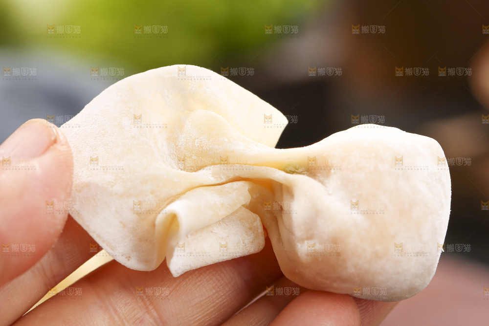 深底上的小金鱼馄饨