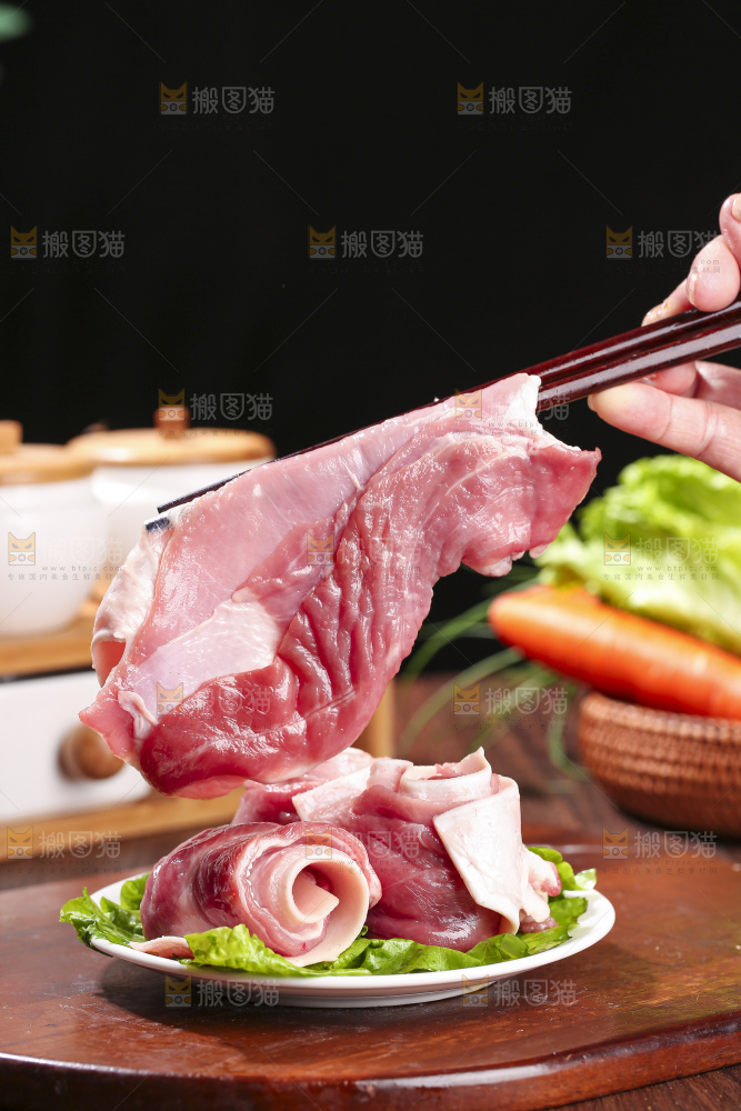 木底上的新鲜羊肉