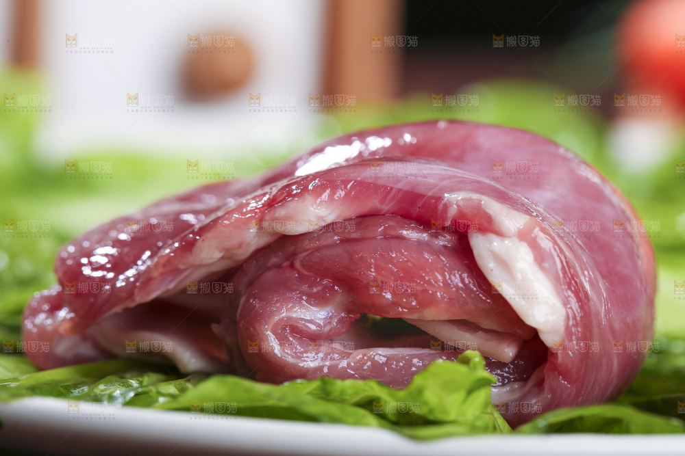 木底上的新鲜羊肉