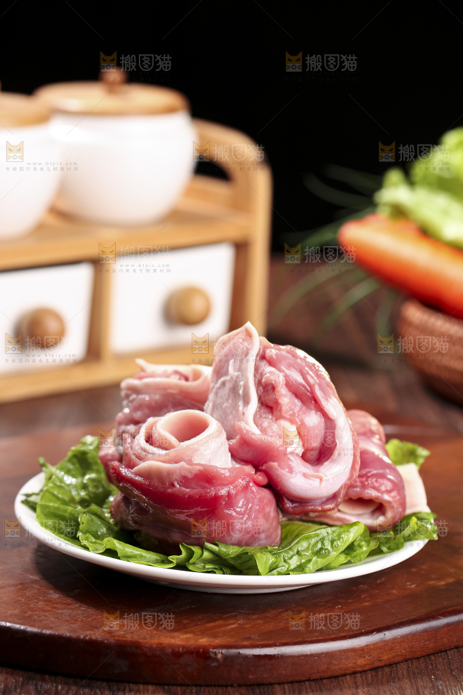 木底上的新鲜羊肉